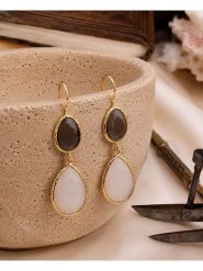 L'Atelier de Gaia Pozłacane kolczyki z onyksami i kamieniami księżycowymi rozmiar: onesize. Brązowe kolczyki damskie L'Atelier de Gaia, z kamieniem księżycowym, pozłacane, z zapięciem typu bigiel. Za 60.95 zł.