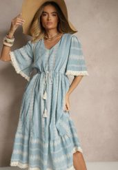 Jasnoniebieska Rozkloszowana Sukienka Boho z Bawełny Zdobiona Haftem i Wiązaniem Koriruna. Niebieskie sukienki damskie Renee, z aplikacjami, z bawełny, boho, bez ramiączek. W wyprzedaży za 119.99 zł.