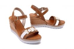 INBLU FG-35 021 camel, sandały damskie. Brązowe sandały damskie Inblu, bez wzorów, bez obcasa, na koturnie, bez zapięcia. Za 80.94 zł.