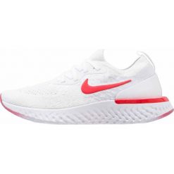 Nike Performance EPIC REACT FLYKNIT Obuwie do biegania treningowe white/university red/pure platinum. Białe buty sportowe dziewczęce Nike Performance, z materiału. W wyprzedaży za 411.75 zł.