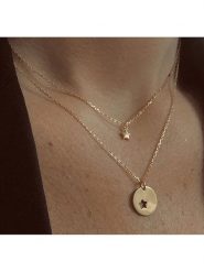 Les Petites Précieuses Pozłacany naszyjnik z elementami ozdobnymi - dł. 39 cm rozmiar: onesize. Żółte naszyjniki damskie Les Petites Précieuses, pozłacane. Za 135.81 zł.