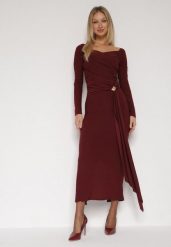 Bordowa Dopasowana Sukienka z Ozdobnym Marszczeniem Trenem i Rozcięciem Alutria. Czerwone sukienki damskie Born2be, bez wzorów, wizytowe, bez ramiączek. Za 139.99 zł.