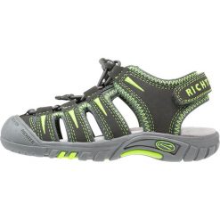 Richter Sandały trekkingowe pebble/neon mais. Zielone sandały chłopięce Richter, z materiału, z otwartym noskiem. W wyprzedaży za 188.30 zł.