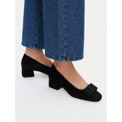 Czółenka JENNY. Czarne czółenka damskie Jenny, bez wzorów, bez obcasa. Za 129.99 zł.