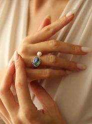 Pierres delicates Pozłacany pierścionek z perłą i masą perłową rozmiar: onesize. Niebieskie pierścionki damskie Pierres delicates, z perłą, pozłacane. Za 39.99 zł.