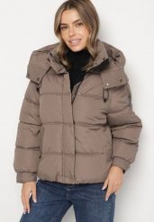 Ciemnobeżowa Kurtka Puffer o Fasonie Oversize z Kapturem i Naszywką Azirva. Brązowe kurtki damskie Born2be, xl, z aplikacjami, z dzianiny, z kapturem. Za 169.99 zł.