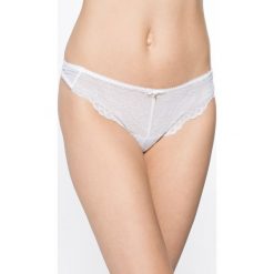 Gossard - Stringi Superboost Lace. Białe stringi Gossard, z elastanu. W wyprzedaży za 49.90 zł.