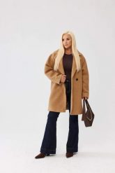 Karmelowy damski płaszcz Isabella z tkaniny bukla - elegancja i komfort PLUS SIZE XXL OVERSIZE JESIEŃ. Płaszcze damskie Moda Size Plus Iwanek, na jesień, l, bez wzorów, z poliesteru, bez kaptura. Za 559.90 zł.