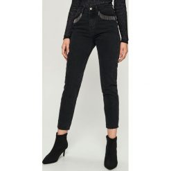 Jeansy mom fit z aplikacją - Czarny. Czarne jeansy damskie Sinsay. Za 119.99 zł.
