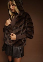 Brązowa Kurtka Futrzana o Kroju Oversize z Kapturem i Rękawami 3/4 Titene. Brązowe kurtki damskie Renee, na zimę, m, bez wzorów, z futra, z kapturem. Za 319.99 zł.