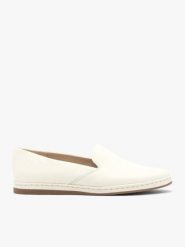 Kremowo-białe mokasyny ze skóry licowej. Brązowe mokasyny damskie Ryłko, ze skóry, bez obcasa. Za 399.99 zł.