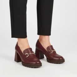 Półbuty damskie Armodo, cholewka ze skóry naturalnej o gładkim wykończeniu z metalową ozdobą na podbiciu i zaokrąglonym noskiem, bordowe, 1511. Czerwone półbuty damskie Armodo, z aplikacjami, ze skóry, bez obcasa, bez zapięcia. Za 469.00 zł.