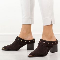 Brązowe skórzane klapki damskie na obcasie mule DiA 3059. Brązowe klapki damskie DiA, bez wzorów, z jeansu, bez obcasa, na obcasie, bez zapięcia. W wyprzedaży za 368.72 zł.