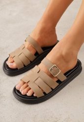 Ciemnobeżowe Klapki z Przekładanymi Paskami i Regulacją z Klamrą Celilye. Brązowe klapki damskie Renee, bez wzorów, z koronki, bez obcasa, na płaskiej podeszwie, bez zapięcia. Za 79.99 zł.