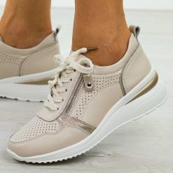 Beżowe skórzane sneakersy damskie na koturnie Cambell 94311. Brązowe obuwie sportowe damskie Cambell, na jesień, z dresówki, bez zapięcia, trekkingowe. W wyprzedaży za 227.92 zł.