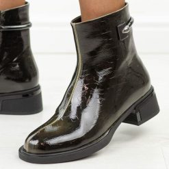 Czarne skórzane botki damskie T.Sokolski 508. Czarne botki damskie Sokolski, na jesień, z dzianiny, eleganckie, z okrągłym noskiem, bez obcasa, na obcasie, bez zapięcia. Za 329.00 zł.