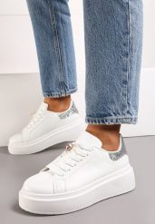 Biało-Srebrne Sneakersy na Grubej Podeszwie z Brokatem i Ozdobną Zawieszką Tyrine. Białe obuwie sportowe damskie Born2be, z materiału, bez zapięcia. Za 84.99 zł.