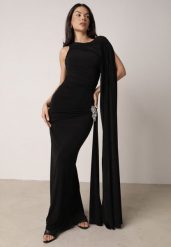 Czarna Koktajlowa Sukienka Zdobiona Wszytym Szalem i Elegancką Broszką Cezarie. Czarne sukienki damskie Born2be, z aplikacjami, eleganckie, bez ramiączek. Za 199.99 zł.