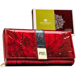 Duży portfel damski ze skóry naturalnej w czerwonym kolorze z ozdobnym tłoczeniem - Peterson. Czerwone portfele damskie Peterson, bez wzorów, z lakierowanej skóry. Za 139.99 zł.