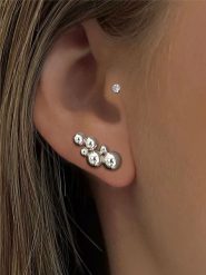 Les Favorites Srebrne kolczyki-wkrętki rozmiar: onesize. Szare kolczyki damskie Les Favorites, srebrne. Za 163.64 zł.