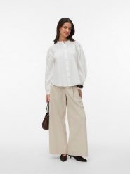 Vero Moda Bluzka w kolorze białym rozmiar: L. Białe bluzki damskie Vero Moda, l, bez wzorów, z bawełny, bez kołnierzyka, bez ramiączek. Za 129.95 zł.