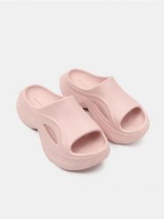 Piankowe klapki na platformie - różowy. Czerwone klapki damskie Sinsay, bez wzorów, bez obcasa, na platformie, bez zapięcia. Za 39.99 zł.