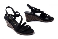 TAMARIS 1-28323-44 001 black, sandały damskie. Czarne sandały damskie Tamaris, bez wzorów, z gumy, bez obcasa, na koturnie, bez zapięcia. Za 230.93 zł.
