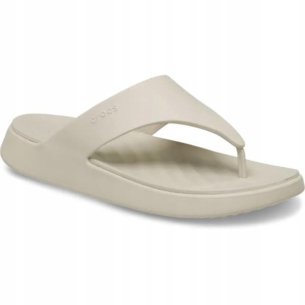 Japonki Dla Dorosłych Crocs Getaway Triangle Flip. Brązowe klapki damskie Crocs, bez wzorów, z materiału, bez obcasa, bez zapięcia. Za 199.99 zł.
