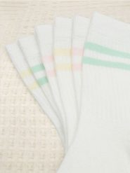 Skarpetki 3 pack - kremowy. Białe skarpetki damskie Sinsay, bez wzorów, prążkowane. Za 11.99 zł.