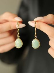 Pierres de Jade Pozłacane kolczyki-wkrętki z amazonitami rozmiar: onesize. Zielone kolczyki damskie Pierres de Jade, pozłacane. Za 56.99 zł.