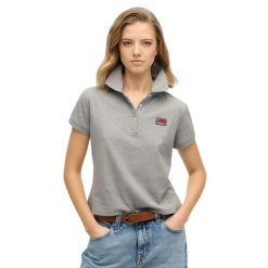 Damska koszulka polo Superdry Athletic Essentials Graphic. Szare bluzki damskie Superdry, bez wzorów, eleganckie, bez kołnierzyka, bez ramiączek. Za 168.60 zł.