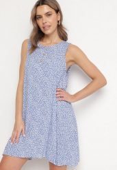 Niebieska Bawełniana Rozkloszowana Sukienka Ozdobiona Kwiatami i Guzikami Lisavella. Niebieskie sukienki damskie Born2be, bez wzorów, z bawełny, eleganckie, bez ramiączek. Za 69.99 zł.
