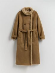 Dwurzędowy płaszcz z kożuchem - beżowy. Brązowe płaszcze damskie Reserved, l, bez wzorów, ze skóry, bez kaptura. Za 399.99 zł.