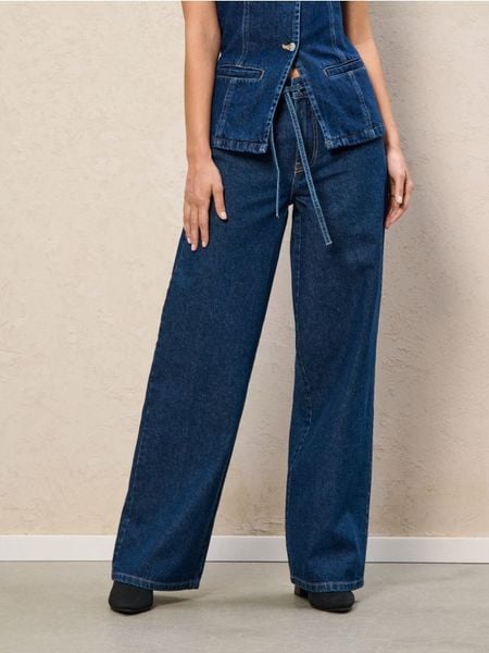 Jeansy z paskiem - granatowy. Niebieskie jeansy damskie Sinsay. W wyprzedaży za 37.99 zł.