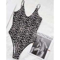 Strój kąpielowy wiązany z wzorem w leoparda Kisha. Stroje jednoczęściowe Intica, bez wzorów, z tkaniny. Za 149.00 zł.