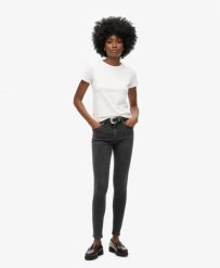 Superdry Dżinsy skinny z organicznej bawełny, średni stan - Walcott Black Stone. Czarne jeansy damskie Superdry. Za 400.35 zł.