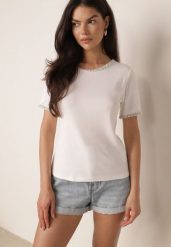 Biały Minimalistyczny T-shirt z Bawełny Zdobiony Warkoczowymi Lamówkami Thessele. Białe t-shirty damskie Born2be, m, z aplikacjami, z bawełny, bez kołnierzyka. Za 49.99 zł.