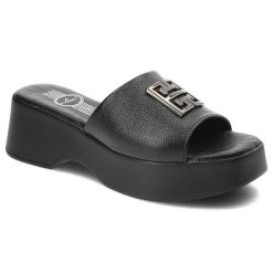 Czarne Klapki Lemar Stylowe Obuwie Damskie. Czarne klapki damskie Lemar, bez wzorów, ze skóry, bez obcasa, na koturnie, bez zapięcia. Za 205.00 zł.