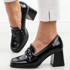 Czarne lakierowane mokasyny damskie na słupku Potocki 12553. Czarne mokasyny damskie POTOCKI, na wiosnę, z lakierowanej skóry, bez obcasa. Za 189.00 zł.