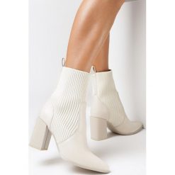 Beżowe Botki Jilleane. Brązowe botki damskie Born2be, prążkowane, eleganckie, ze szpiczastym noskiem, bez obcasa, na obcasie, bez zapięcia. Za 79.99 zł.