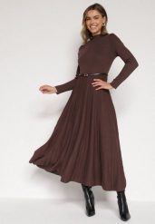 Brązowa Rozkloszowana Sukienka z Dzianiny z Wiskozą z Długim Rękawem i Paskiem Tusmina. Brązowe sukienki damskie Born2be, bez wzorów, z dzianiny, eleganckie, bez ramiączek. Za 169.99 zł.