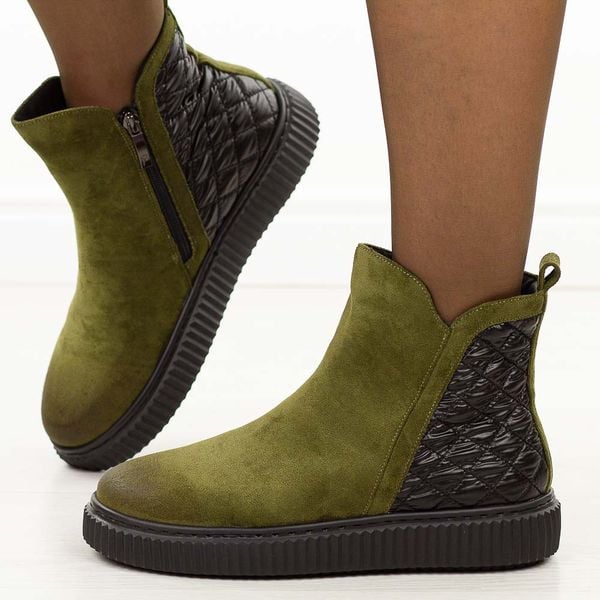 Zielone zamszwe botki damskie Potocki 19365. Zielone botki damskie POTOCKI, na jesień, z dzianiny, eleganckie, z okrągłym noskiem, bez obcasa, na płaskiej podeszwie, bez zapięcia. W wyprzedaży za 158.01 zł.