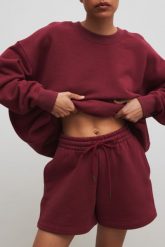 Krótkie spodenki ze sznurkiem w kolorze BURGUNDY - PROSPER-M. Czerwone szorty damskie Marsala, bez wzorów, z bawełny. Za 299.90 zł.