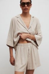 Krótkie szorty z lnem w kolorze SAND PEARL - ARCOS. Brązowe szorty damskie Marsala, bez wzorów, z gumy. Za 179.90 zł.