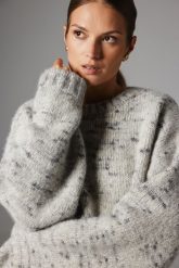 WEŁNIANY SWETER PETRA SZARY One size - Flawless. Szare swetry klasyczne damskie Flawless, z wełny, bez kołnierzyka. Za 799.00 zł.