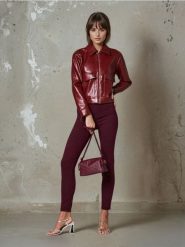 Jeansy skinny - bordowy. Czerwone jeansy damskie Sinsay. W wyprzedaży za 27.99 zł.