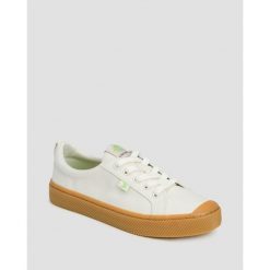 Tenisówki Cariuma OCA Low Gum Off-White Canvas. Białe trampki damskie CARIUMA, bez wzorów, bez zapięcia. W wyprzedaży za 215.25 zł.