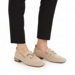 Półbuty damskie S.Barski D&A, cholewka skóra naturalna zamszowa wsuwany fason metalowa ozdoba na przodzie niski obcas kwadratowy nosek, beżowe, CR61-. Brązowe czółenka damskie S.BARSKI, z aplikacjami, ze skóry, bez obcasa, na obcasie. Za 389.00 zł.