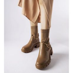Brązowe botki z elastyczną cholewką Naser. Brązowe botki damskie z tworzywa sztucznego, eleganckie, z okrągłym noskiem, bez obcasa, na płaskiej podeszwie, bez zapięcia. Za 93.56 zł.