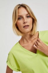 T-shirt z krótkimi rękawami zielony. Zielone t-shirty damskie MOODO, bez wzorów, bez kołnierzyka. W wyprzedaży za 23.99 zł.